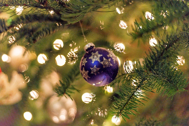 get-creative-this-year-learn-how-to-make-your-own-unique-glass-ornaments